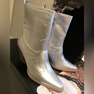 Nordstrom, Ladies, Metallic Leather Silver, Cowboy Boots. Size 7. NEW